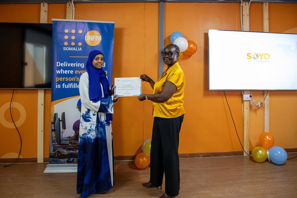 Dr. Mary Otieno, UNFPA Somalia’s Country Representative a.i., presenting a certificate to one of the fellows