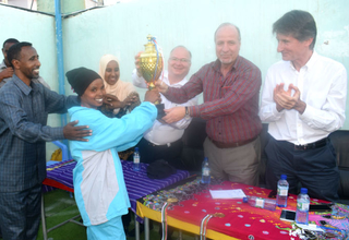 UNFPA Regional Director for the Arab States, Dr. Luay Shabaneh presents a trophy to the winning team