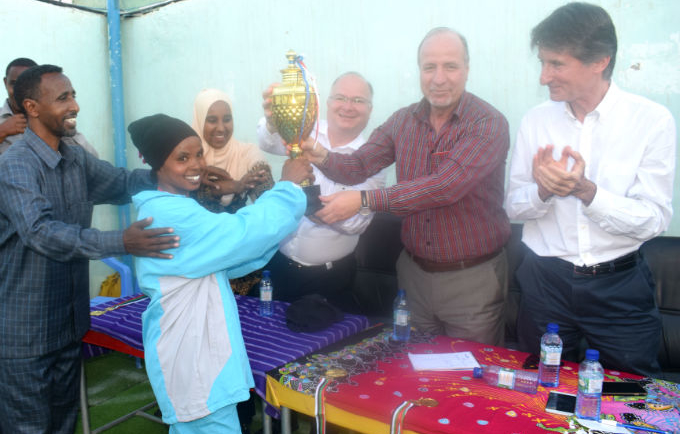 UNFPA Regional Director for the Arab States, Dr. Luay Shabaneh presents a trophy to the winning team