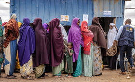 UNFPA Staff offering assistance to Somali IDPs