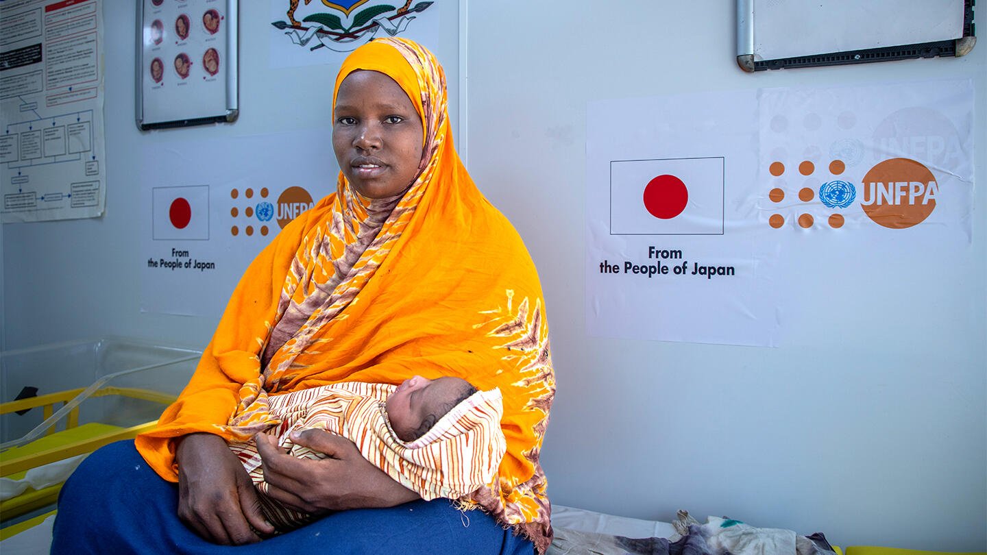 Iqro Badal Nur with her newborn baby at the MCC in Daynile. ©UNFPA/Usame Nur