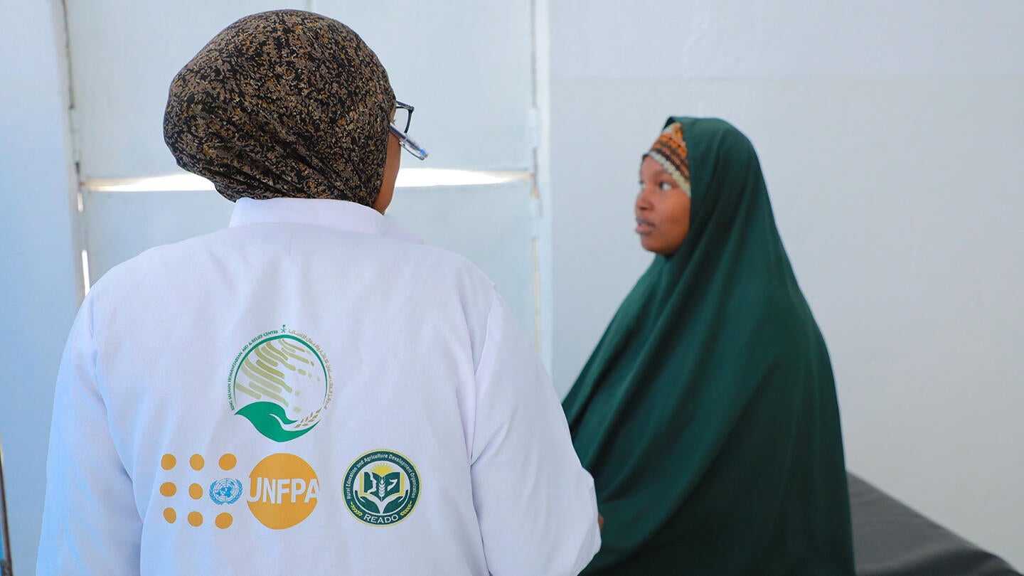 Farhia at Bulo jimac BEMONC Center receiving counselling from the head midwife – Photo/Zakaria Hassan | READO