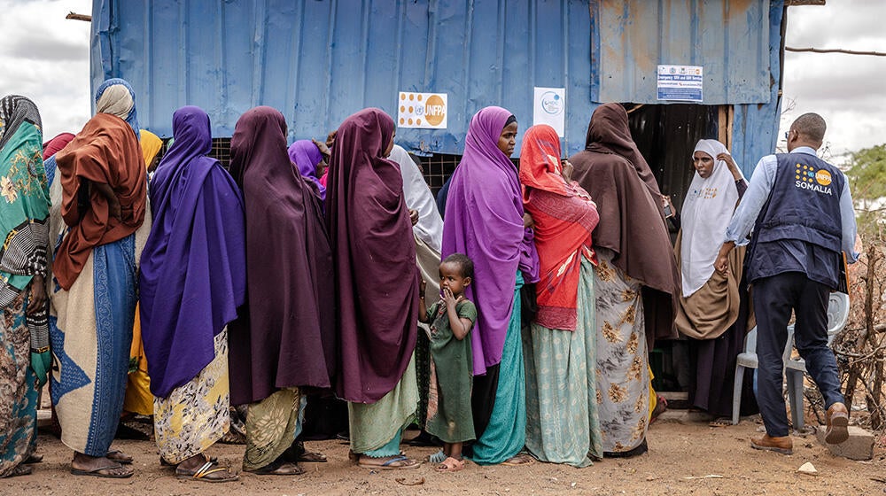 UNFPA Staff offering assistance to Somali IDPs